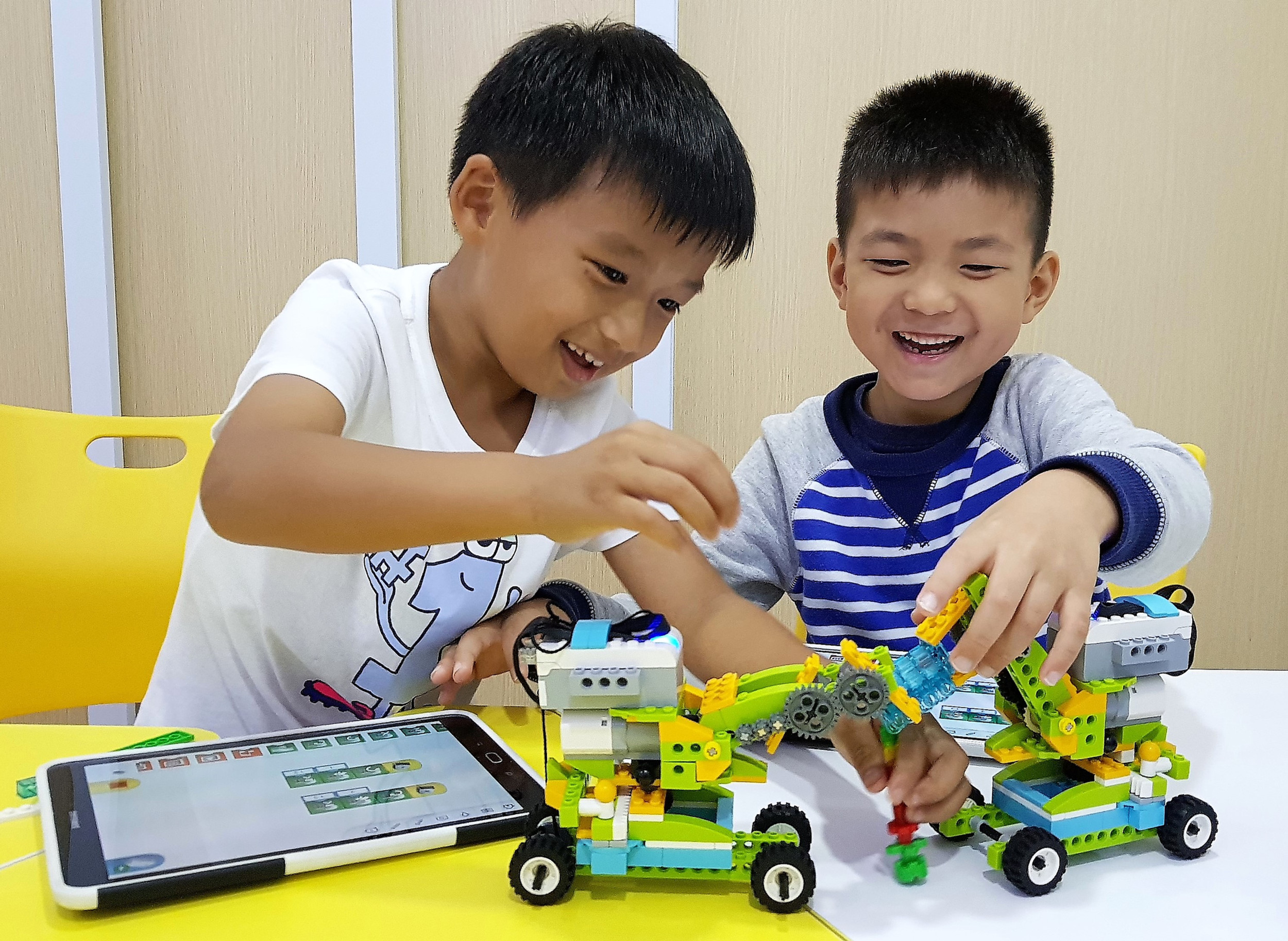 Kids play Wedo Kids play Wedo